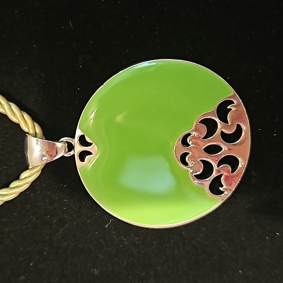 BIRCH HILL Enamel w/ Silvertone Pendant on Green Twill 18" Cord Necklace - Picture 3 of 7